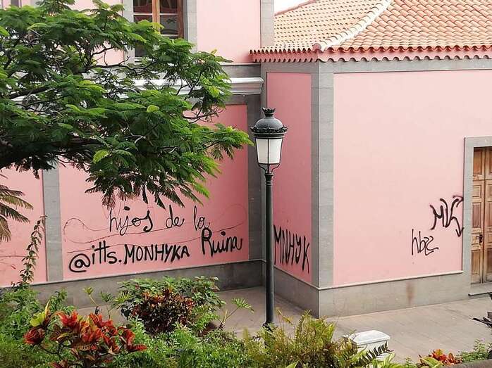 Pintadas en el edificio de la Biblioteca Pública Saulo Torón de Arnao (Foto TA)